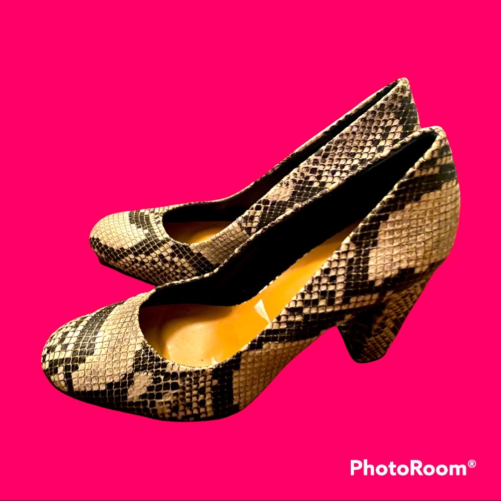 NWOT reptile patterned pumps size 9
